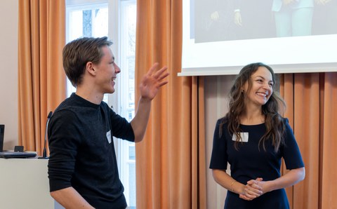 Laudatorin und Preisträgerin auf Bühne
