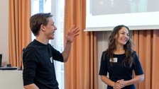 Laudatorin und Preisträgerin auf Bühne