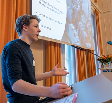 Preisträger hält Rede