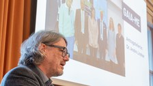Preisträger hält Rede