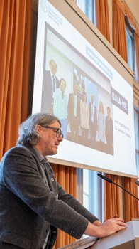 Preisträger hält Rede