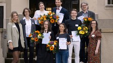 Gruppenbild Preisträger:innen mit Prorektorin vor Rektorat