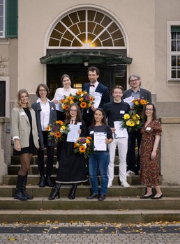 Gruppenbild Preisträger:innen mit Prorektorin vor Rektorat