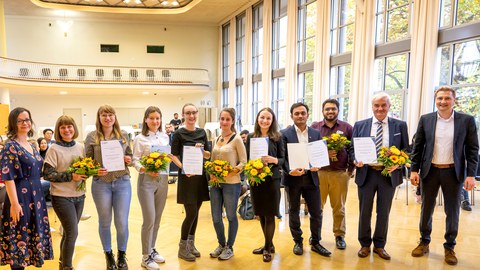 The picture shows the winners of the Internationalization Award 2022 with certificates and flower bouquets at the award ceremony in TUD’s Dülfersaal. 