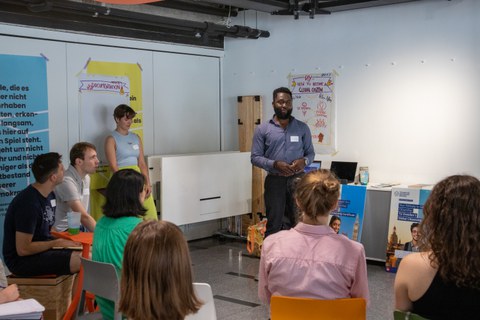 Workshop on "Global Learning, (Post)Colonialism and Global Citizenship" with Maria Nelz and Peter Che Nfon (aha - anders Handeln e.V.)