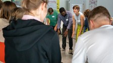 Exercises to loosen up the workshop with Maria Nelz and Peter Che Nfon (aha - anders Handeln e.V.)