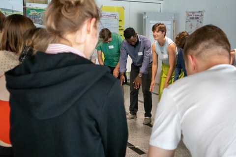 Exercises to loosen up the workshop with Maria Nelz and Peter Che Nfon (aha - anders Handeln e.V.)