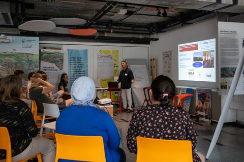 Workshop on the topic of "Resource injustice using the example of mining and the smartphone" by Oscar Choque and Francesca Piccinotti (Ayni - Verein für Ressourcengerechtigkeit e.V./arche noVa - Initiative für Menschen in Not e.V.)