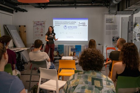 Workshop on the topic of "Resource injustice using the example of mining and the smartphone" by Oscar Choque and Francesca Piccinotti (Ayni - Verein für Ressourcengerechtigkeit e.V./arche noVa - Initiative für Menschen in Not e.V.)