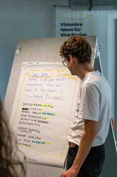 Workshop on the topic of "Resource injustice using the example of mining and the smartphone" by Oscar Choque and Francesca Piccinotti (Ayni - Verein für Ressourcengerechtigkeit e.V./arche noVa - Initiative für Menschen in Not e.V.)