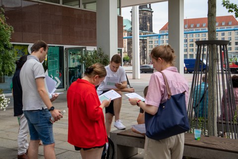 The area outside the Kulturpalast was also suitable for group work