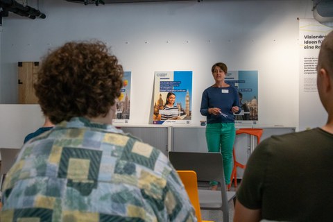 Dr. Rachel Bowden (ZLSB, TUD) speaks on the topic of "Multilingualism and Global Citizenship Education"