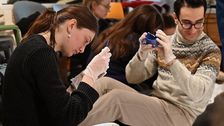 Bild von Teilnehmenden während des Kintsugi-Workshops