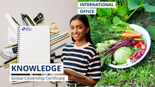 Eine Frau steht vor Büroutensilien und vor einer Schüssel mit Salat. Auf dem Bild ist das Modul Knowledge des TUD Global Citizenship Certificate dargestellt. 