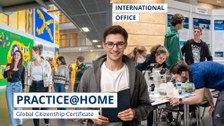 Ein Mann steht vor einer Veranstaltung der TU Dresden und vor der Uni. dig. Auf dem Bild ist das Modul Practice@Home des TUD Global Citizenship Certificate dargestellt.