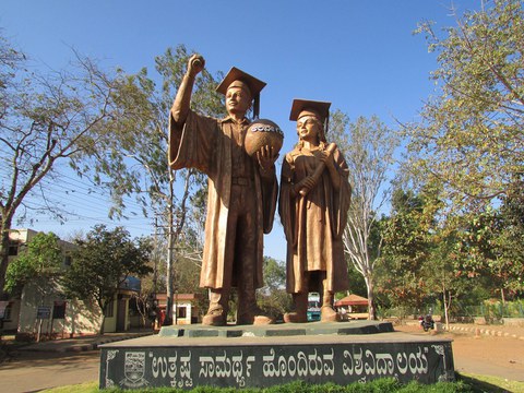Foto einer STatuue vor Karnataka University