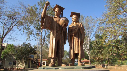 Foto einer STatuue vor Karnataka University
