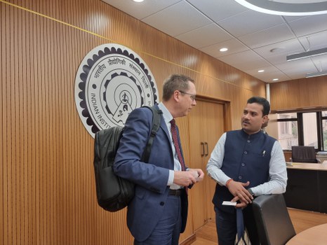 Prof Gude im Gespräch am IIT Delhi