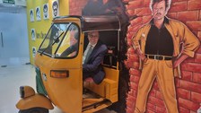 Professor in einer Auto-Rickshaw am IIT Madras Techpark
