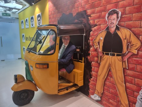 Professor in einer Auto-Rickshaw am IIT Madras Techpark
