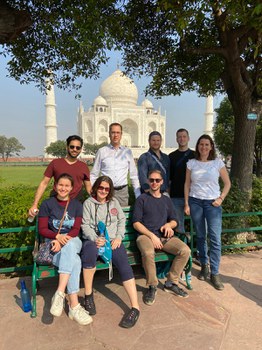 Compoll-Team am Taj Mahal