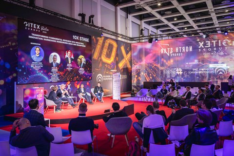 Podiumsdiskussion mit v.l.n.r. Jacopo Faini, Head of Acceleration B4i – Bocconi for Innovation; Prof. Andreas Pinkwart, Direktor TUD|excite; Madhav Narayan, CEO IITM Global und Mikkel Sorensen, Managing Director DTU Skylab