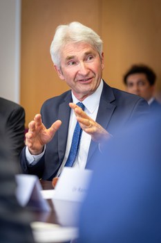 Prof. Pinkwart, Direktor von TUD|excite, beim Round Table in der Indischen Botschaft in Berlin