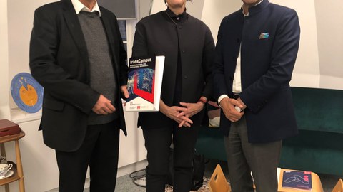 In Gruppe stehen die Rektorin Prof. Ursula M. Staudinger, Prof. Bornstein und Prof. Kapur