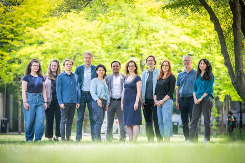 Gruppenfoto mit 11 Personen
