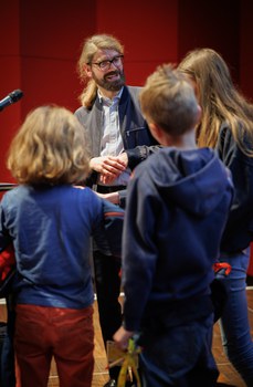 Impressionen von der Kinder-Uni mit Junior-Professor Mario Baumann