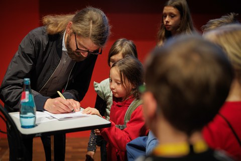 Impressionen von der Kinder-Uni mit Junior-Professor Mario Baumann
