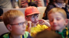 Impressionen von der Kinder-Uni mit Junior-Professor Mario Baumann