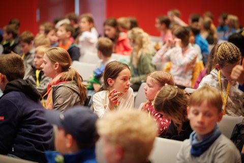 Impressionen von der Kinder-Uni mit Junior-Professor Mario Baumann