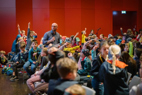 Impressionen von der Kinder-Uni mit Dr. Birgit Böhme