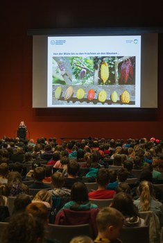 Impressionen von der Kinder-Uni mit Dr. Birgit Böhme