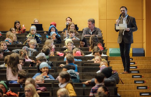 Impressionen von der Kinder-Uni mit Dr. Judith Konantz