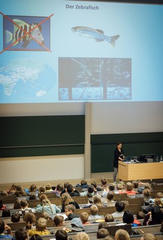 Impressionen von der Kinder-Uni mit Dr. Judith Konantz