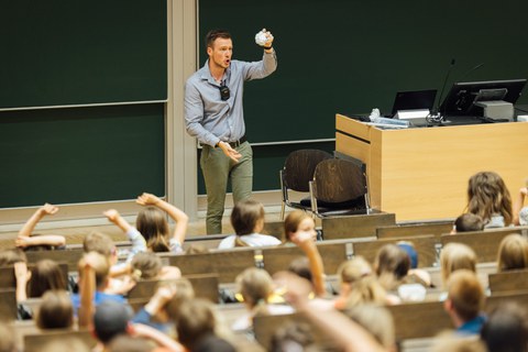 Impressionen von der Kinder-Uni mit Doktorand Dominik Koll