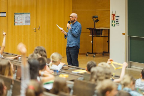 Impressionen von der Kinder-Uni mit Doktorand Dominik Koll
