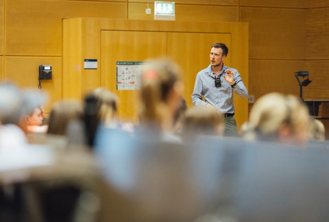 Impressionen von der Kinder-Uni mit Doktorand Dominik Koll