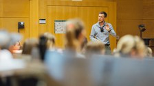 Impressionen von der Kinder-Uni mit Doktorand Dominik Koll