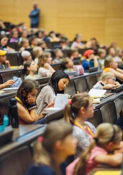 Impressionen von der Kinder-Uni mit Doktorand Dominik Koll