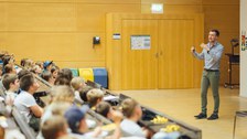 Impressionen von der Kinder-Uni mit Doktorand Dominik Koll