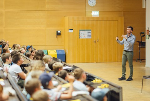 Impressionen von der Kinder-Uni mit Doktorand Dominik Koll