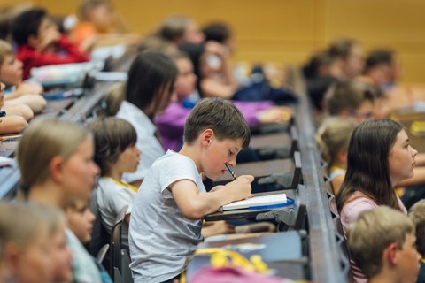 Impressionen von der Kinder-Uni mit Doktorand Dominik Koll