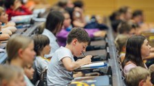 Impressionen von der Kinder-Uni mit Doktorand Dominik Koll