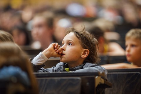 Impressionen von der Kinder-Uni mit Doktorand Dominik Koll