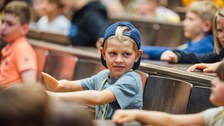 Impressionen von der Kinder-Uni mit Doktorand Dominik Koll