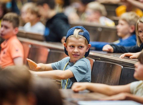 Impressionen von der Kinder-Uni mit Doktorand Dominik Koll