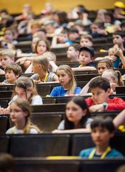 Impressionen von der Kinder-Uni mit Doktorand Dominik Koll